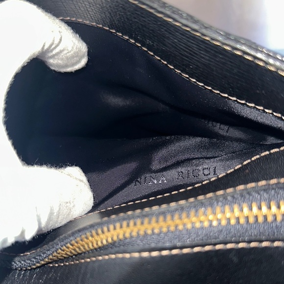 Elegant Black Handbag - Picture 4 of 9